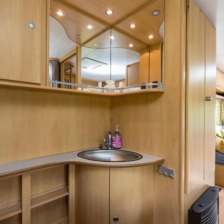 Cosy Caravan On Luxury Campsite Hulme End Екстериор снимка