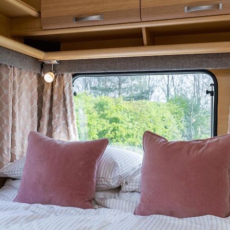 Cosy Caravan On Luxury Campsite Hulme End Екстериор снимка